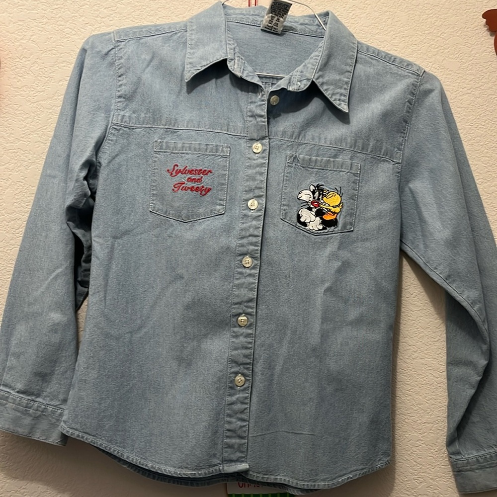 Warner Brothers Sylvester and Tweety Long Sleeve Denim Button Down Shirt. (XL)